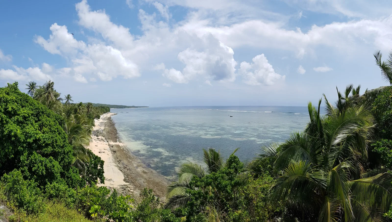 Photo: Mark Aban (CC BY-SA 4.0) View over the Burgos coastline on Siargao Island from a hilltop viewpoint