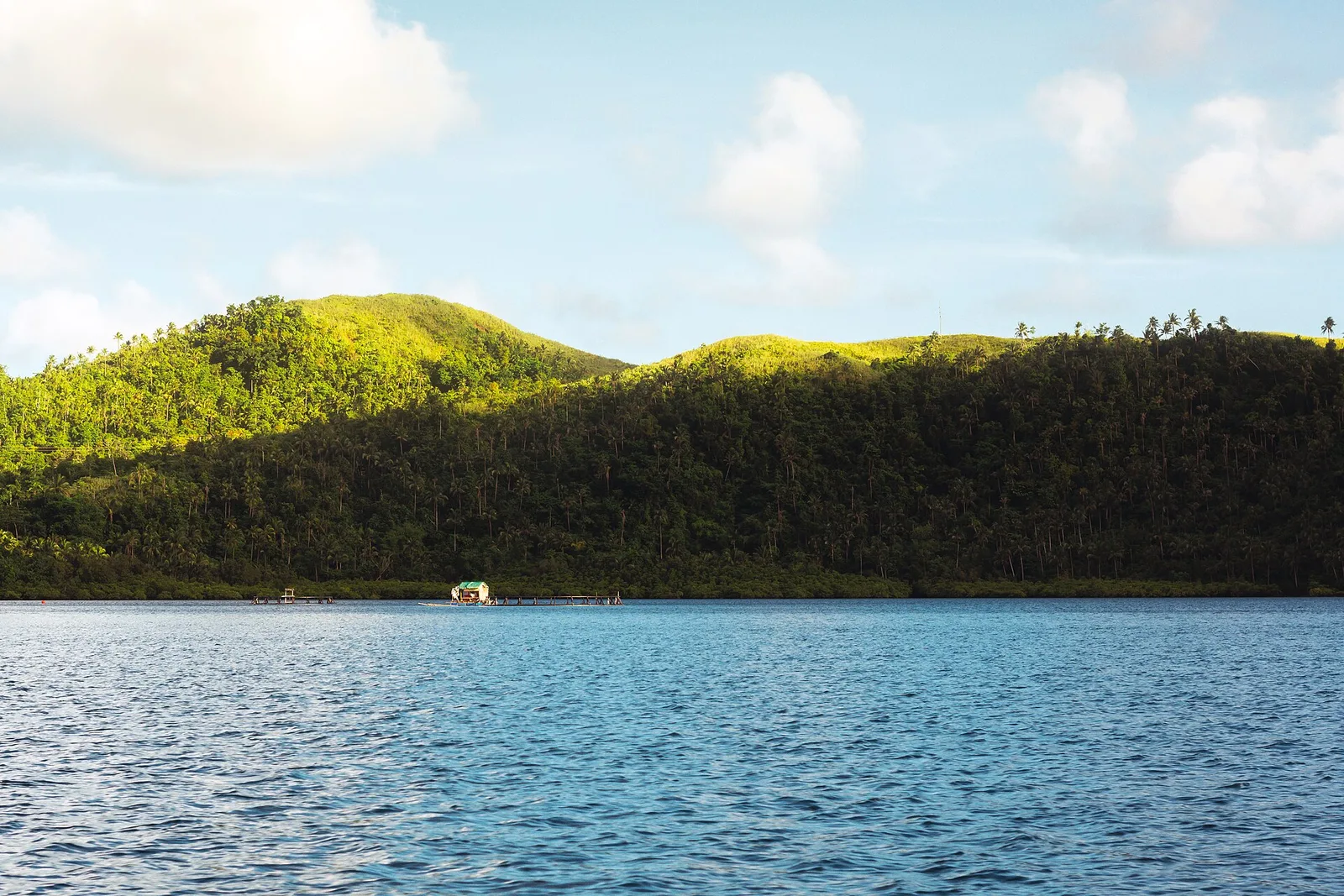 Photo: Michael Angelo Luna (CC BY-SA 4.0) Green, forested islands and blue water at Middle Bucas Grande, passed en route to Sohoton Cove